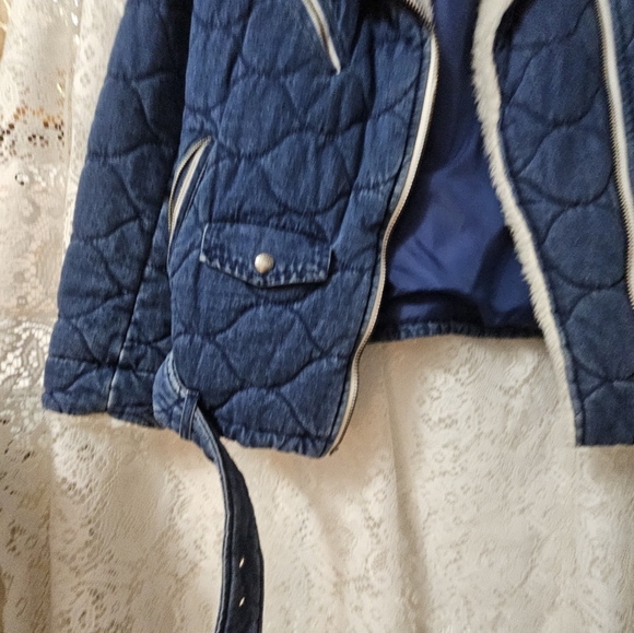LEVI'S Belted Quilted Sherpa Trucker Jacket - Picture 3 of 6